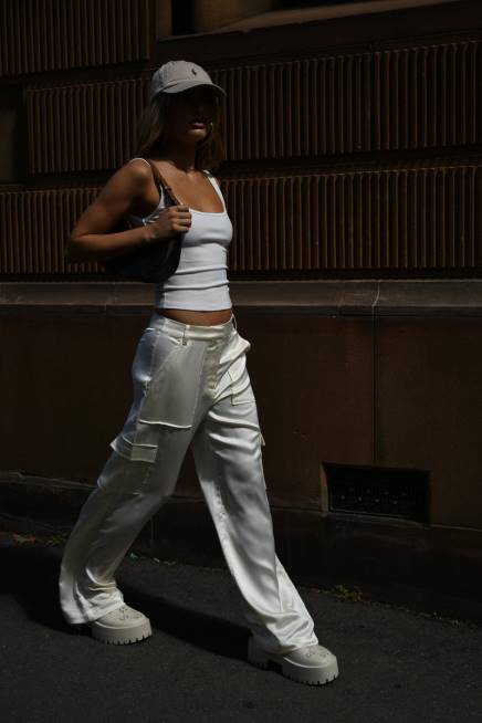 Kleidung Meshki Amaya Satin-Cargohose Knochen 2F8B1511