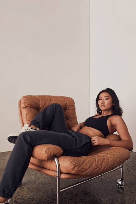 Kleidung Meshki Jogginghose aus Fleece mit Schmirgelprägung Holzkohle 2F8B1479