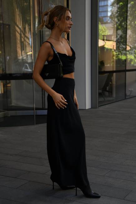 Kleidung Meshki Mohnblumen-Satin-Maxirock Schwarz 2F8B1527