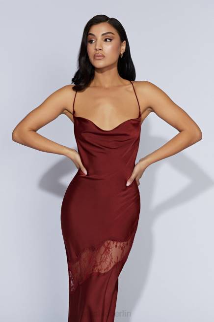Kleidung Meshki Chandra Maxikleid aus Satin mit Spitzendetail Kirschschokolade 2F8B85