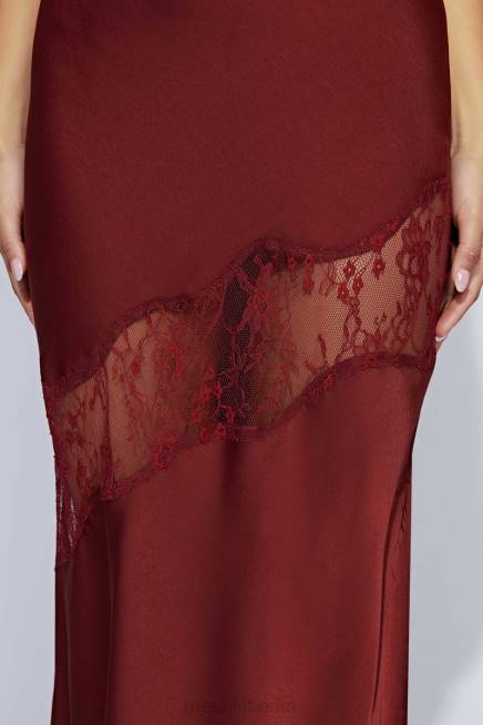 Kleidung Meshki Chandra Maxikleid aus Satin mit Spitzendetail Kirschschokolade 2F8B85