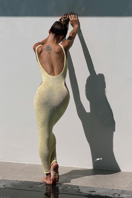 Kleidung Meshki Shae Strick-Midikleid mit U-Ausschnitt Zitrone 2F8B189