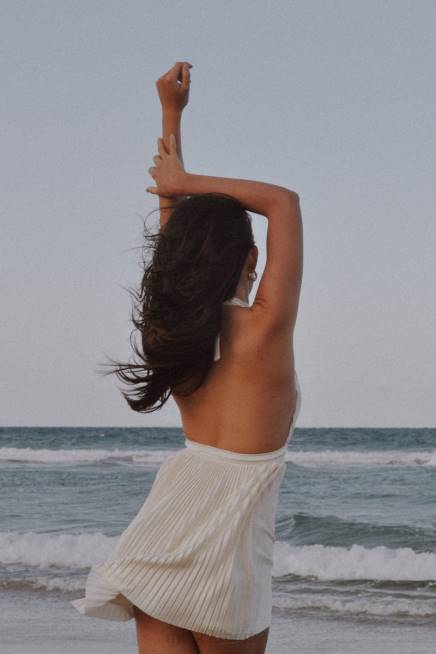 Kleidung Meshki Darya plissiertes Mini-Neckholder-Kleid Weizen 2F8B665