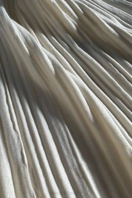 Kleidung Meshki Darya plissiertes Mini-Neckholder-Kleid Weizen 2F8B665