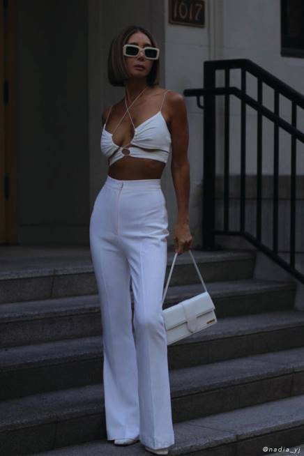 Kleidung Meshki Gerüschtes Crop-Top mit Phoenix-Ausschnitt Weiß 2F8B1153