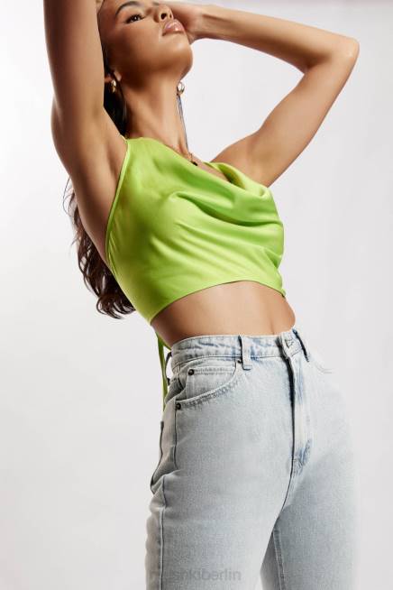 Kleidung Meshki Amy Satin-Oberteil mit Wasserfallausschnitt lindgrün 2F8B1183