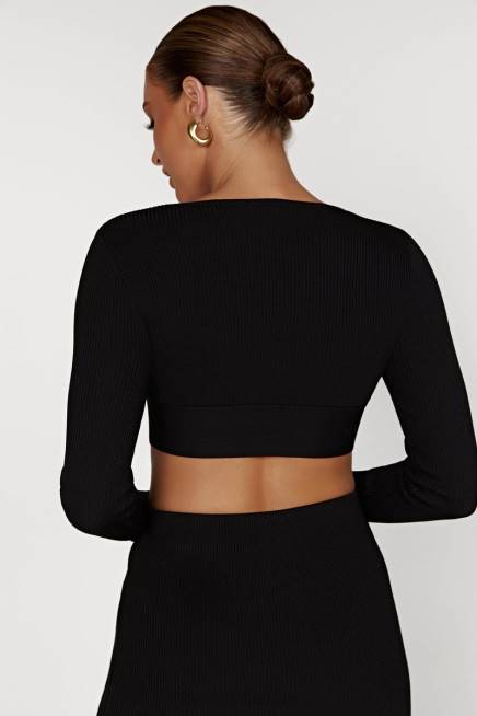 Kleidung Meshki Kaesha langärmliges Strickoberteil mit verdrehter Vorderseite Schwarz 2F8B903